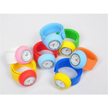 Yxl-885 neue Unisex Kinder Kinder niedlichen Cartoon-Käfer Klaps Snap Bendable Gummi Quarz Armbanduhr